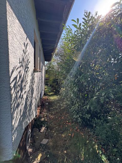 Großzügiges Einfamilienhaus mit Fernblick – Seitenansicht