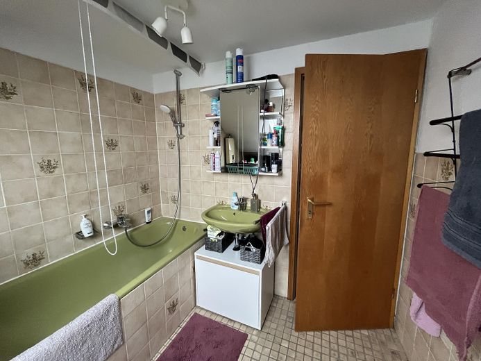 2.5-room attic apartment with large balcony & view of the greenery in Bochum-Harpen – Bad