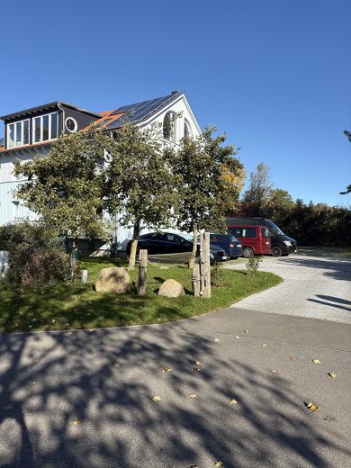 Fassade mit Einfahrt