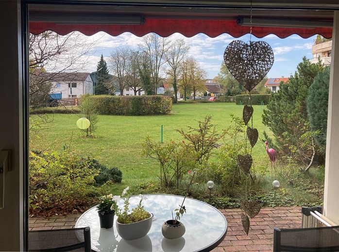 Luminoso appartamento di 2 locali con terrazza in soleggiata posizione SW davanti a un ampio parco verde – Gartenblick aus dem Wohnzimmer
