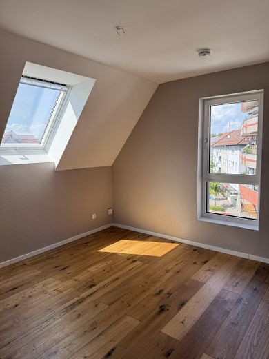 Częściowo umeblowane mieszkanie 4,5-pok. z zabudowaną kuchnią, balkonem, 2 miejscami postojowymi w garażu podziemnym – Kinder-/Arbeitszimmer 2