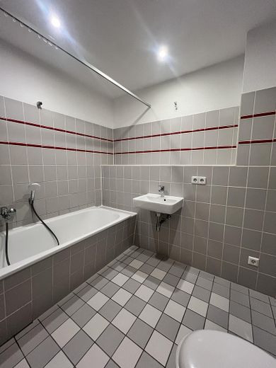 Instálese y disfrute: a estrenar tras una renovación integral, con balcón – Badezimmer