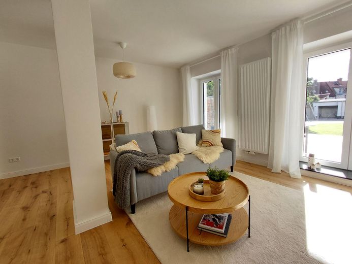 Entrate e sentitevi a casa: villetta a schiera modernizzata con finiture di pregio, giardino, terrazza e 2 garage – Wohnzimmer EG 3