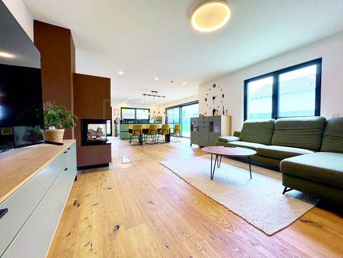 Moderne Stadtvilla mit hochwertiger Ausstattung, Smart Home &amp; PV-Anlage – Wohnzimmer