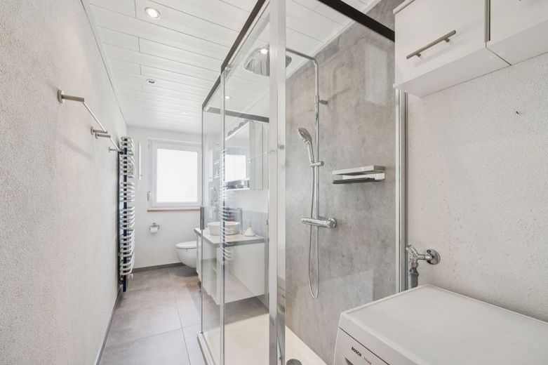 Helle und komplett modernisierte Wohnung in ruhiger Lage mit Feldblick wartet auf neuen Vermieter – Badezimmer