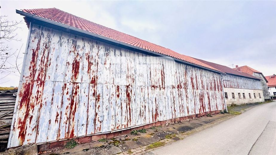 Wohn / Gewerbe Ensemble mit Wohnhaus, Stallgebäude, großer Scheune sowie Nebengebäude – Seitenansicht Stallgebäude / Scheune