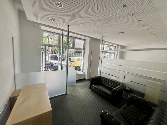 Representative ground-floor space in a central location – ideal as office, store, or showroom – Foto 1