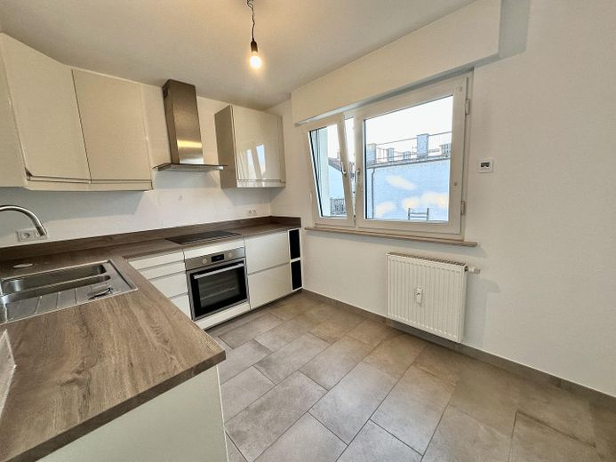 Hochwertig sanierte 4-Zimmer-Maisonette | 110 m² | 2 Bäder | Balkon | ruhige Lage an den Mainwiesen – Küche OG