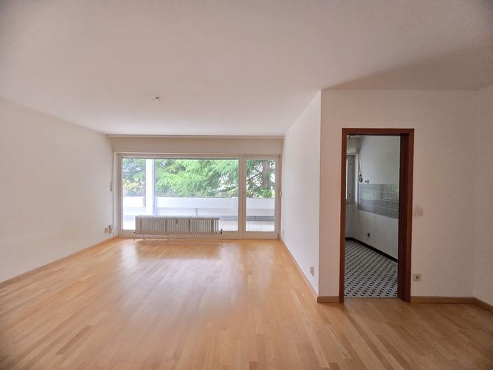 Wiesbaden: Top-Lage, beste Nachbarschaft, frische Luft, Ruhe plus Naturgeräusche pur! – Blick in Wohnzimmer und Küche