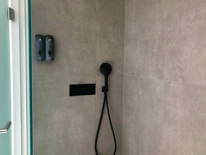 Loft moderne de 3,5 pièces avec loggia – Dusche
