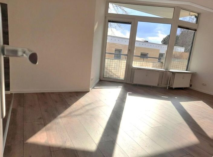 3-Zimmer-Wohnung (72 m²) mit Südwest-Balkon & Stellplatz – umfassend saniert (Provisonsfrei) – Wohnzimmer