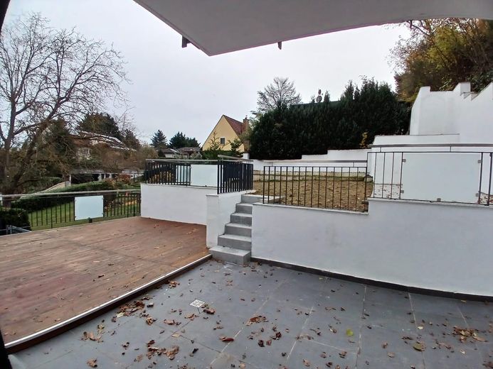 Luxuriöse Neubau-Immobilie in Naturnähe: Modern, lichtdurchflutet und vielseitig – Terrasse