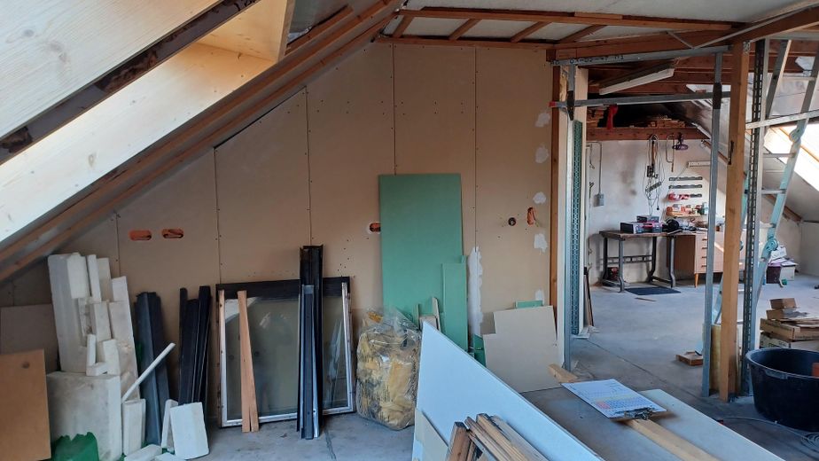 renov.bedürft. 3,5-Zi-Whg mit Balkon und EBK samt sep. DG-Whg. im Rohbau, in freundl. MFH in HN – DG "Küchenzeile"