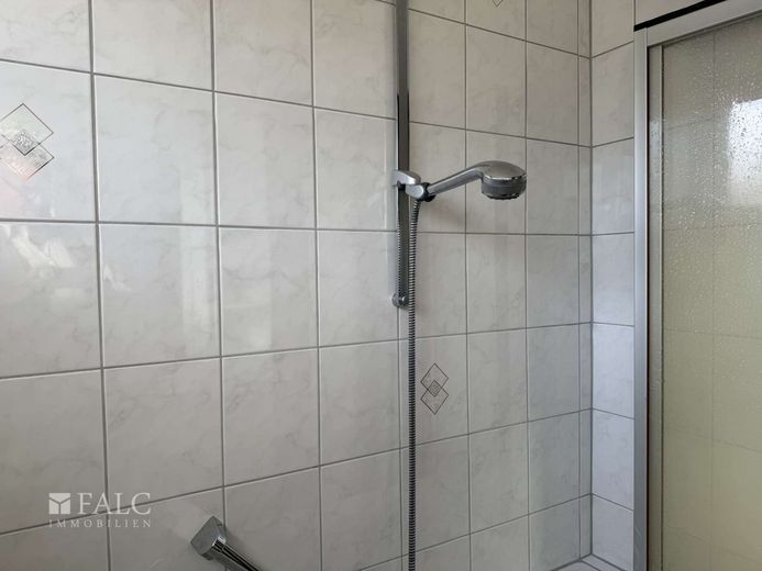 Garten-Wohnung im Reihen Endhaus, helle 3,5 Zimmer, Terrasse + Garage + Platz – Bad mit Wanne/Dusche
