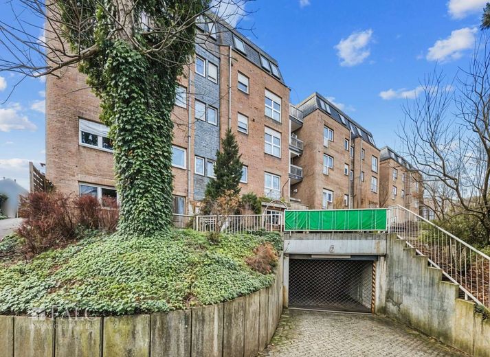 gemütliche Familienwohnung: 4 Zimmer mit Wintergarten, zwei Loggien &amp; Tiefgaragenstellplatz – Zufahrt Tiefgarage