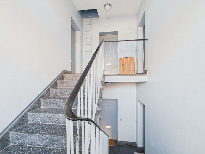 bezugsfreie 3 1/2-Zimmer-Wohnung mit Balkon in Charlottenburg, hochwertig möbliert – Treppenhaus