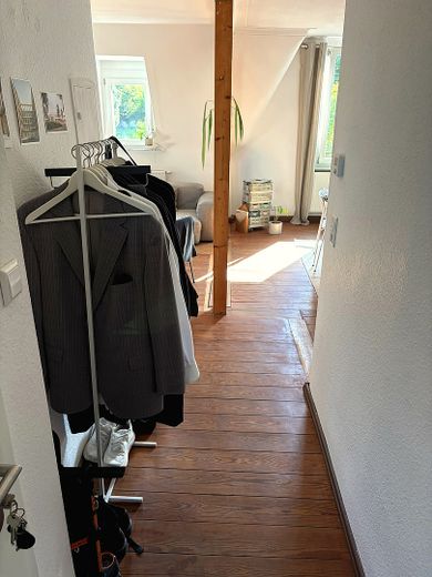 Flur, links die Eingangstür