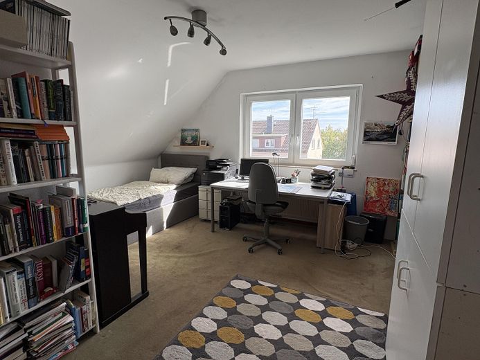 192 m²’lik geniş aile evi – modernize edilmiş, 7 oda, 3 banyo ve B enerji sınıfı – Arbeitszimmer