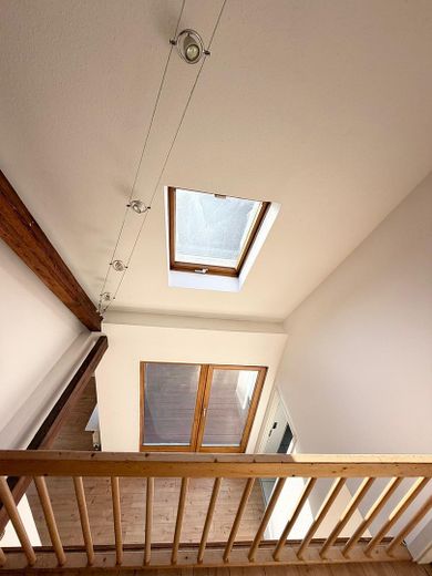 APPARTAMENTO MAISONETTE DI 2,5 LOCALI SFITTO in elegante edificio d’epoca | TERRAZZA SUL TETTO | Garage doppio – Blick von der Galerie