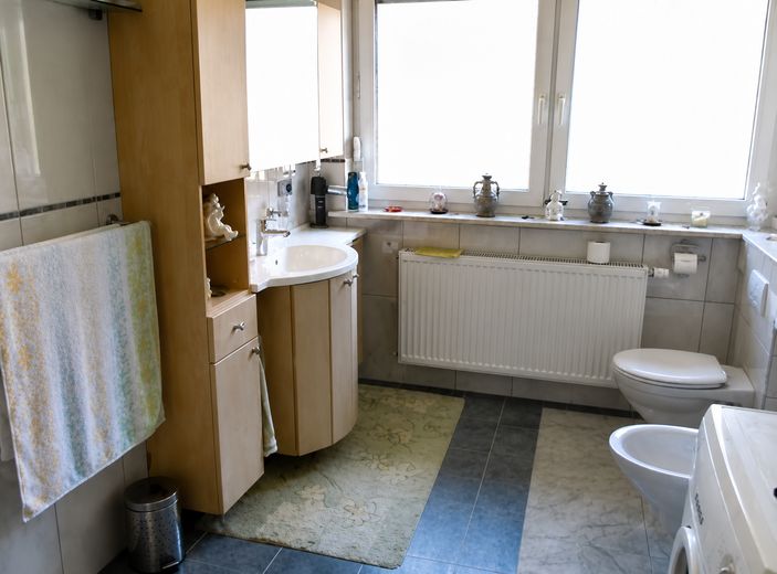 Modernisiertes EFH mit zwei Wohneinheiten auf 1808 qm Grunstück – unteres Bad