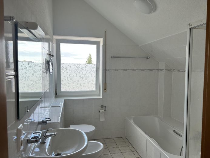 🌿 Renovierte Doppelhaushälfte mit grossem Garten und Garage in Linthe bei Berlin/ Potsdam – Bad oben