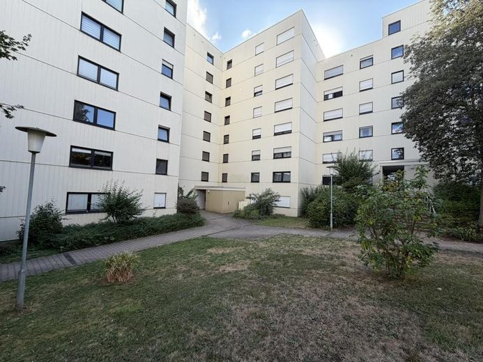 Sofort Einziehen! Frisch renovierte 3,5 Zimmer Wohnung mit Balkon und Garage – Außenansicht