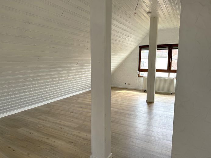 Charmantes 1-Zimmer-Apartment mit Einbauküche im Herzen der Öhringer Altstadt – Wohn-/Schlafbereich