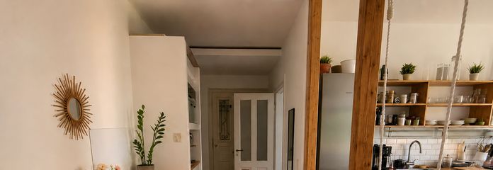 Стильно відремонтована квартира в будинку старого фонду, без комісії, великий сад – Flur mit Blick in die Küche