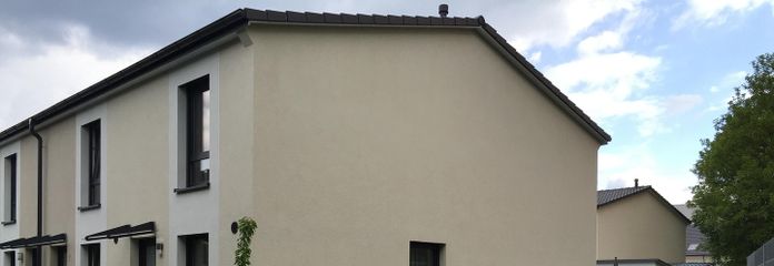Modernes & Energieeffizientes Reihenendhaus mit großem Garten – Haus Seitenansicht vom Garten