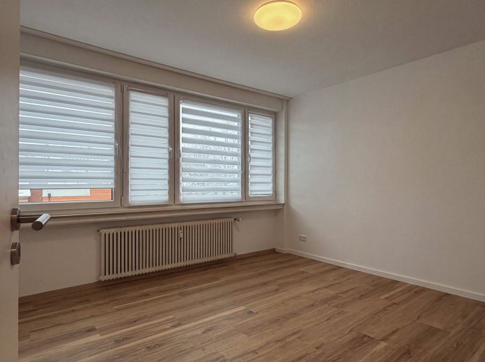 1-room apartment for rent in Vechta (WE 2.7) – Wohnraum mit Fensterfront