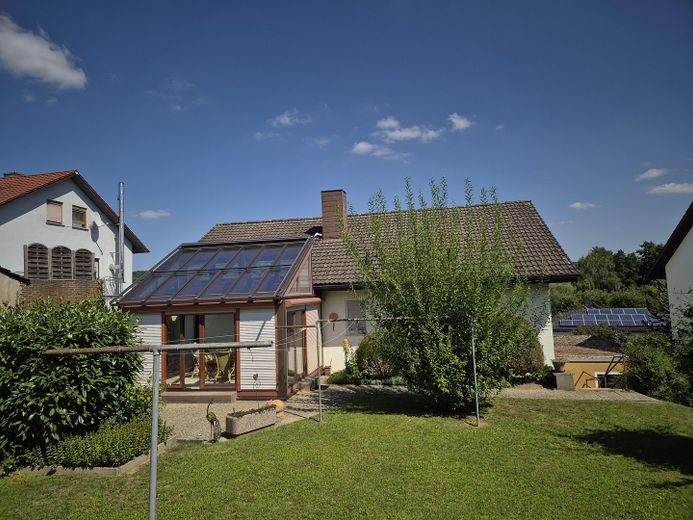 Einfamilienhaus mit Einliegerwohnung, Wintergarten, Garage und Gartenparadies auf 708 m2 – Außenansicht 5