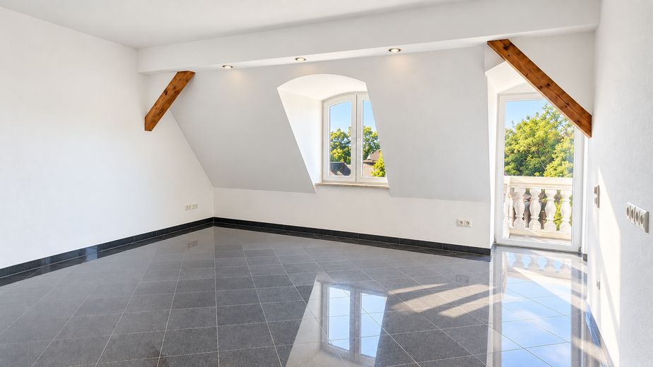 Villa Balustrada, Weiße Elster Nehri kıyısında su parseli, çatı katı dairesi, 2x banyo, granit, gömme ayna, klima – Wohnzimmer
