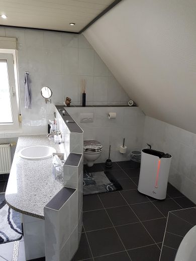 Top Maisonettewohnung mit Balkon, EBK und Klimaanlagen zu vermieten – फोटो 5