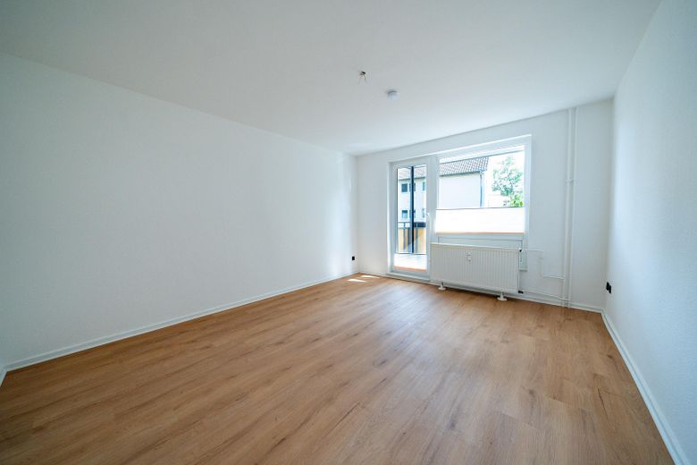 Frisch renovierte 3-Zimmer-Eigentumswohnung mit Balkon – Wohnzimmer