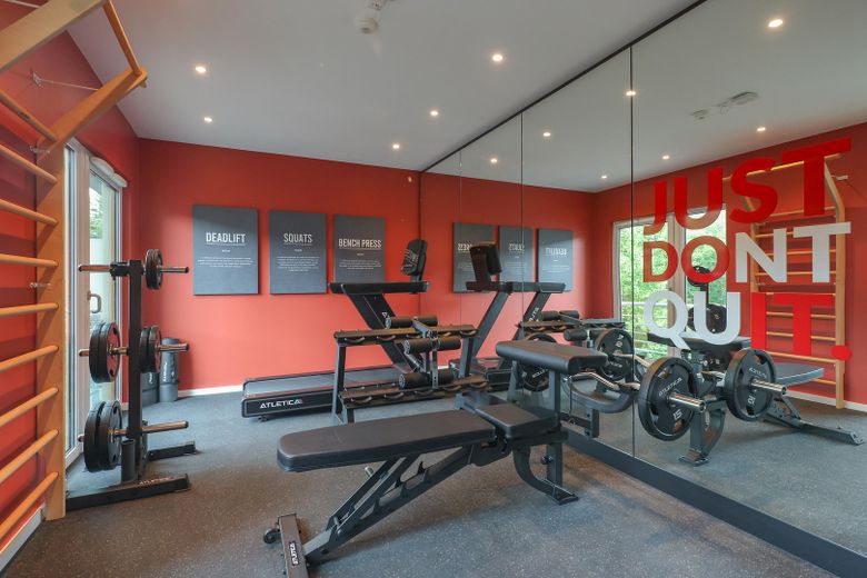 2-Zimmer Maisonette Apartment für 1250€ Warm – vollmöbliert mit Gym & Workspace – Hauseigenes Gym