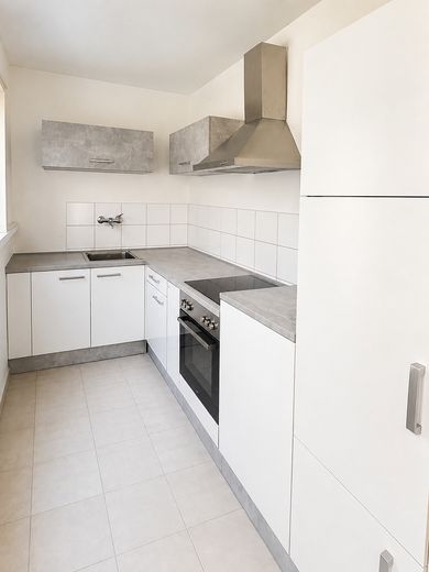 Luminoso appartamento di 2,5 locali COMPLETAMENTE ARREDATO con CUCINA e balcone – Küche