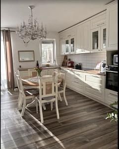 سعادة سكنية عصرية مع حديقة وشرفة – 1789932352_3fcb21.jpg