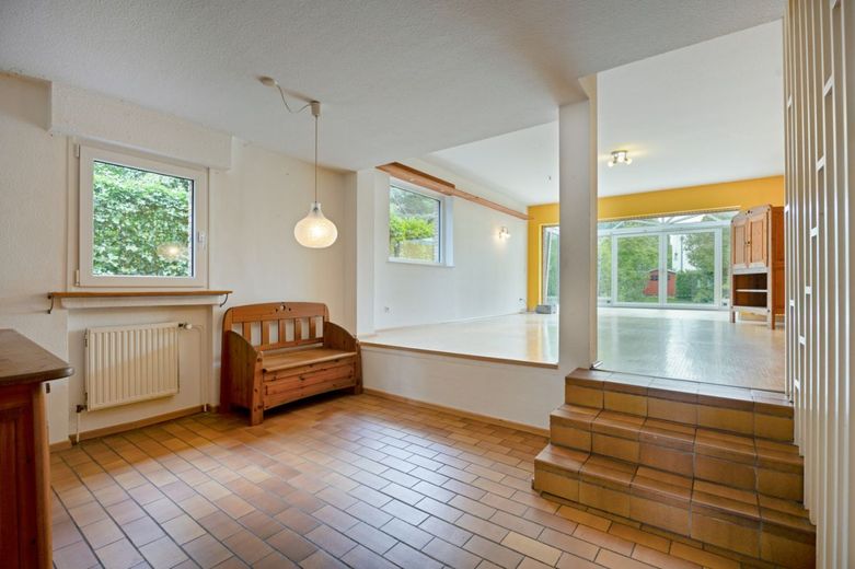 Königsdorf:  DHH mit 146 m², Wintergarten, Keller, Garage &amp; Traumgarten / Dach &amp; Fenster saniert! – Essbereich in charmanter Split-Level-Bauweise
