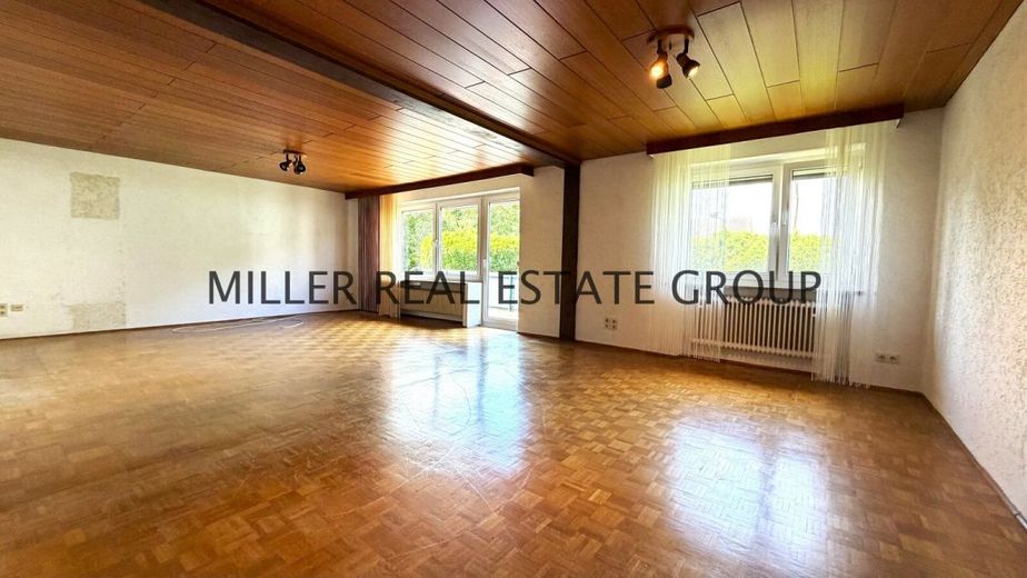 Seltene Gelegenheit in Ingolstadt-Unterhaunstadt: Großzügiger Bungalow mit Vollkeller, Doppelgarage, Garten &amp; Ausbaupotenzial! – Wohnbereich