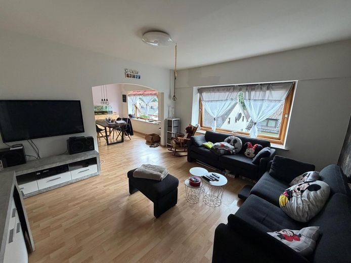 Einfamilienhaus mit Aussicht und großzügigem Waldgrundstück – Wohnzimmer 