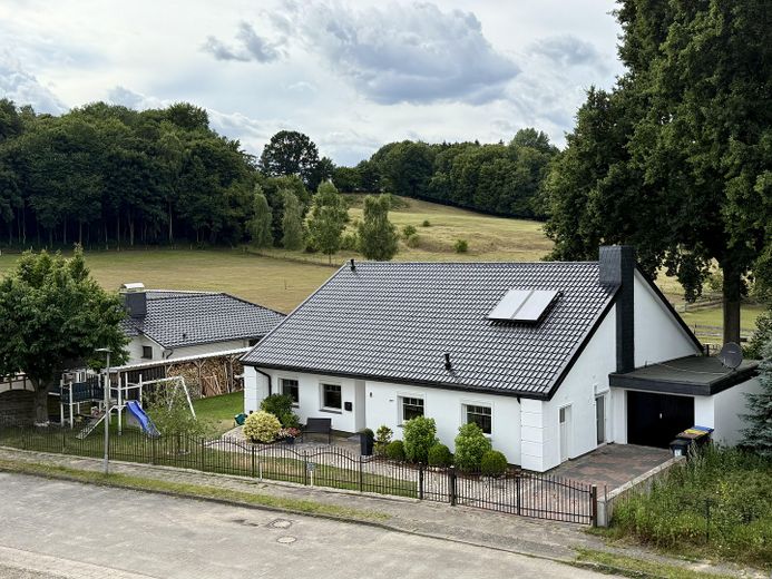 Das Haus und Grundstück 