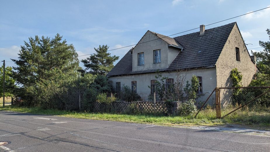 Baugrundstück für Naturliebhaber – Straßenansicht 