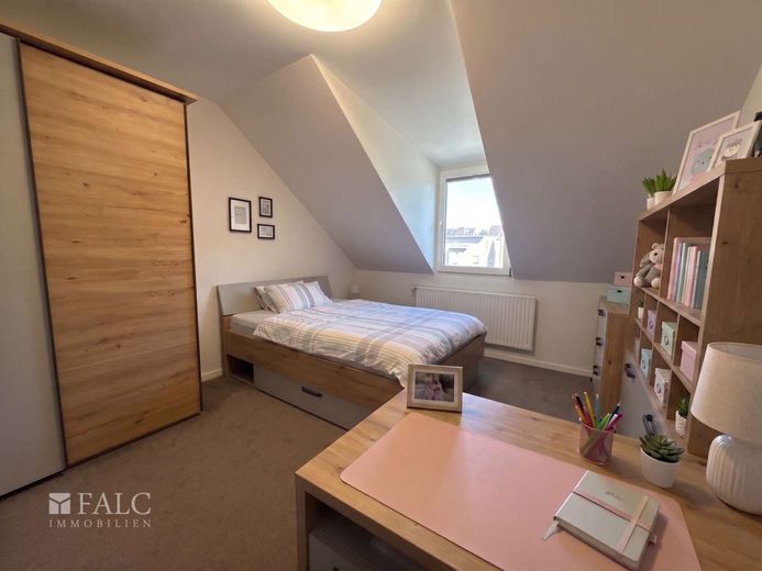 Top-Investment mit Wellness-Faktor: Sanierte Ertragsperle mit Saunahaus &amp; Garagen in wachsender Lage – Kinderzimmer 2. OG