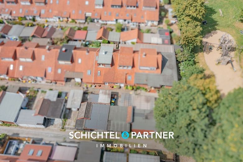 Oslebshausen | Renovierungsbedürftiges Reihenhaus mit Garten- und Hoffläche – S&amp;P | Luftansicht