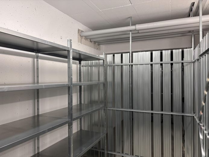 Appartement neuf moderne de 2 pièces avec cuisine, balcon et 2 places de stationnement à Nürtingen-Oberensingen – Keller