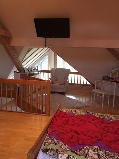 Komfortabel ausgestattete Maisonettewohnung/ Galeriewohnung 1,5 Zimmer mit Balkon – Schlafzimmer