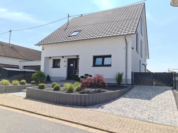 Exklusives Einfamilienhaus - einziehen und wohlfühlen – Haus Vorgarten