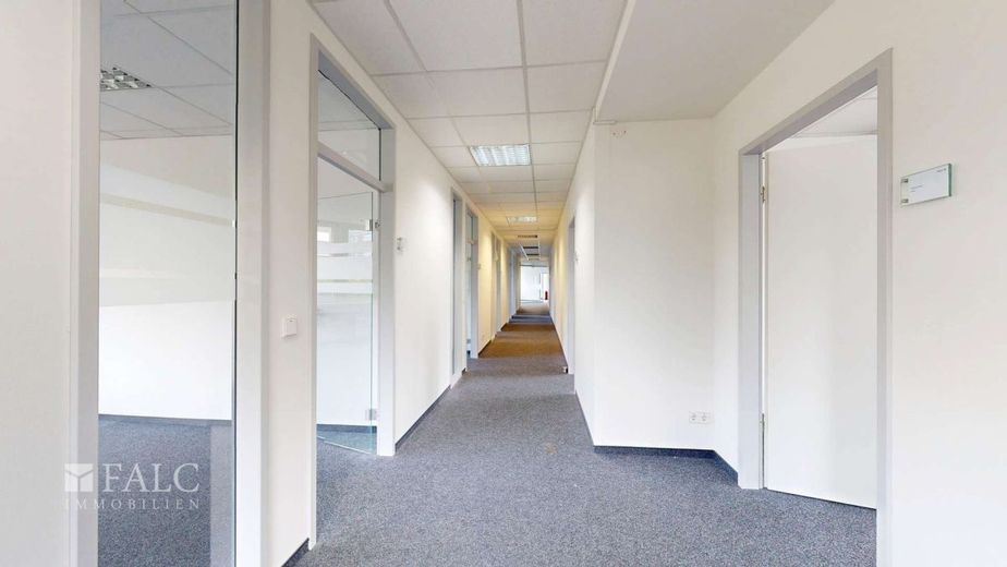 Modernisiertes Büro im 2.OG mit 5 TG-Stellplätzen / neben ADAC – Flur