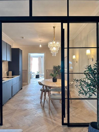 Zeitlose Eleganz trifft auf modernen Komfort - Sanierte 3 Zimmerwohnung am Schloss Charlottenburg – Essbereich