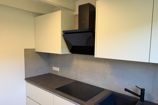 122-Wysokiej jakości, odnowione 5-pokojowe mieszkanie na poddaszu z balkonem słonecznym i wymarzonym widokiem w dal